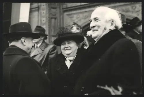 Fotografie Berliner Oberbürgermeister Dr. Werner und Ministerpräsident Walter Ulbricht vor dem Roten Rathaus 1955