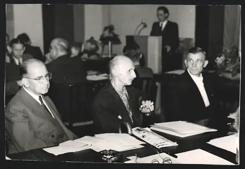 Fotografie Vierte Tagung des Nationalrates der Nationalen Front Berlin, Dr. Julius Hahn, Alfons Schaedel und Haase 1950