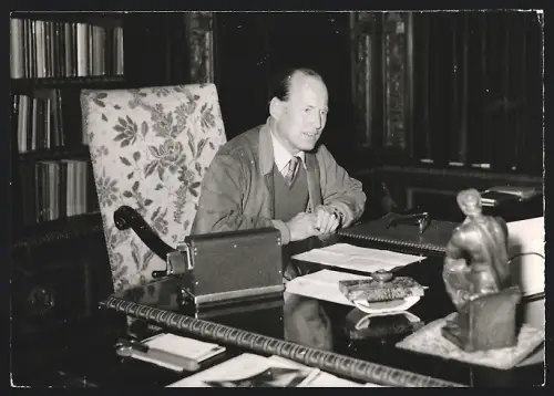Fotografie Professor Manfred von Ardenne an seinem Schreibtisch