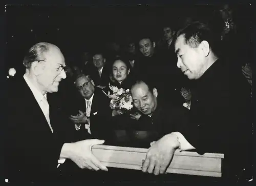 Fotografie Otto Grotewohl überreicht Tschou En-lai drei Bände der Junglo-Enzyklopädie im Dezember 1955