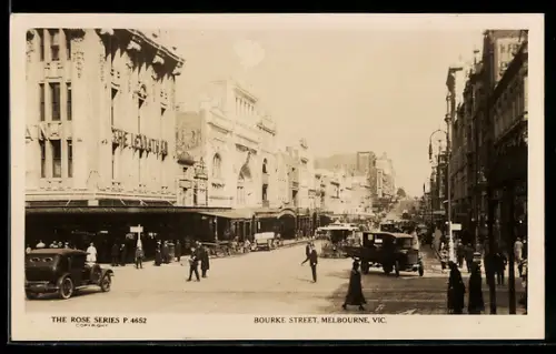 AK Melbourne, Bourke Street, Strassenszene mit Fahrzeugen und Passanten