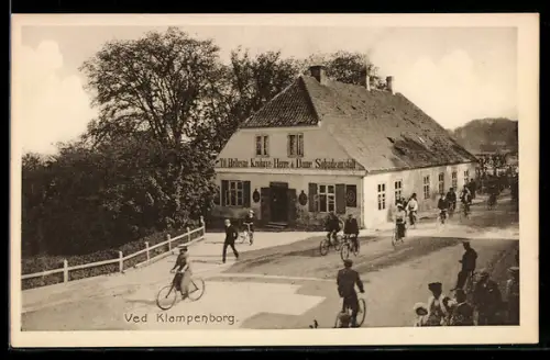 AK Klampenborg, Strassenszene mit Radfahrern und Kiosk