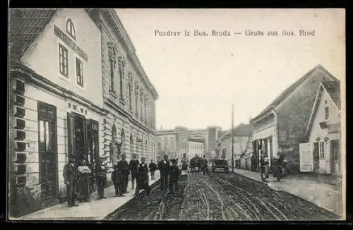 AK Bos. Brod, Strassenszene mit Passanten