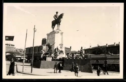 AK Ankara, Reiterdenkmal mit Sockel und Figuren