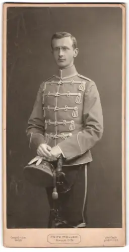 Fotografie Fritz Möller, Halle a. S., Alte Promenade 1, Husar in Attila mit Schirmmütze uns Säbel