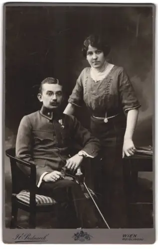 Fotografie J. E. Bednarik, Wien, Kaiserstrasse 42, K.u.K. Offizier in Uniform mit Orden und Säbel, mit seiner Frau