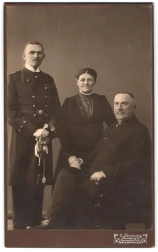 Fotografie C. Brüning, Oldenburg i. G., Donnerschweerstr. 9, Marineoffizier in Uniform mit Feldbinde und Säbel