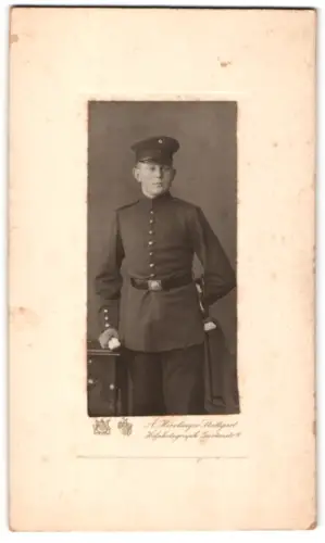 Fotografie A. Hirrlinger, Stuttgart, Gartenstr. 9, Soldat in Uniform mit Schirmmütze und Seitenwaffe