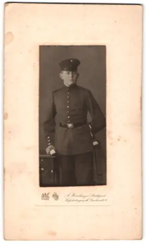 Fotografie A. Hirrlinger, Stuttgart, Gartenstr. 9, Soldat in Uniform mit Schirmmütze und Seitenwaffe