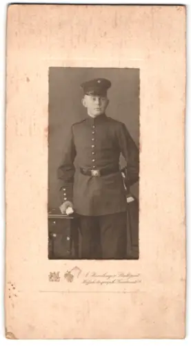 Fotografie A. Hirrlinger, Stuttgart, Gartenstr. 9, Soldat in Uniform mit Schirmmütze und Seitenwaffe