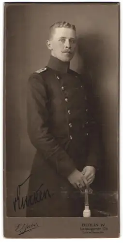 Fotografie E. Bieber, Berlin, Leipziger Str. 124, Leutnant Wilko von Eucken im Überrock mit Säbel, 1911