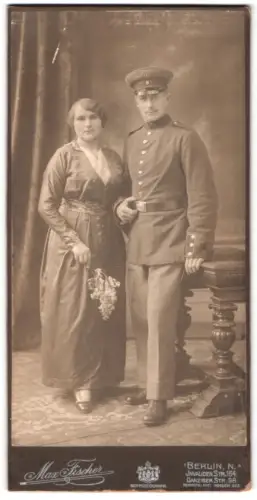 Fotografie Max Fischer, Berlin, Invaliden-Str. 164, Soldat in Uniform mit Schirmmütze und seiner Frau