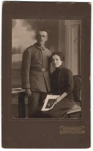 Fotografie Ronneberg & Sohn, Falkenstein i. Vogtl., Soldat in Feldgrau Uniform mit seiner Frau