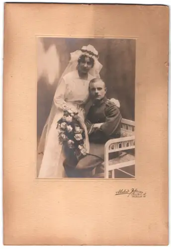 Fotografie Atelier John, Dresden, Holbeinstr. 95, Soldat eines Grenadier-Regiments in Feldgrau Uniform mit seiner Frau