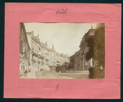 Fotografie Brück & Sohn, Meissen, Ansicht Karlsbad, Marienbadstrasse mit Wohn- und Geschäftshäusern