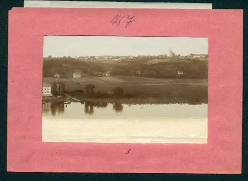 Fotografie Brück & Sohn, Meissen, Ansicht Zadel, Uferpartie mit Panorama der Ortschaft