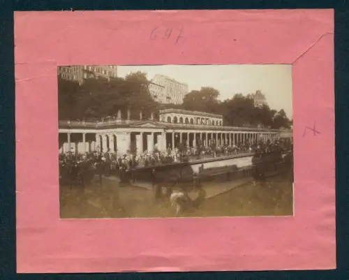 Fotografie Brück & Sohn, Meissen, Ansicht Karlsbad, Mühlbrücke Colonade mit vielen Kurgästen