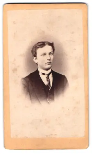 Fotografie Hoffmann, Erfurt, CDV eines jungen Mannes im Anzug