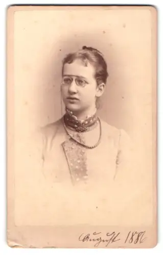 Fotografie Ac. Arnold, Rostock, Hopfenmarkt 14, Porträt einer jungen Frau mit Brille