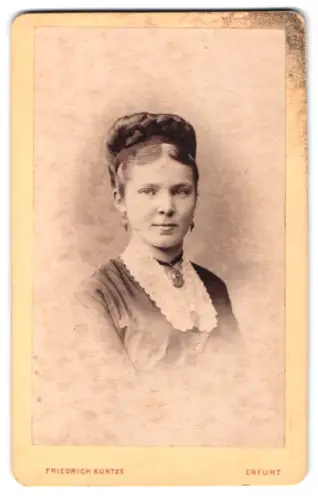 Fotografie Friedrich Kuntze, Erfurt, Anger 51, Porträt einer Dame mit elegantem Haarstyling