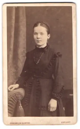 Fotografie Friedrich Kuntze, Erfurt, Anger 1698, Porträt einer jungen Frau im dunklen Kleid
