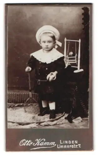 Fotografie Otto Kamm, Linden, Limmerstr. 7, Kleinkind mit Spielzeug