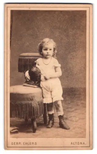 Fotografie Gebrüder Ehlers, Altona, Königstrasse 220, Kleinkind mit Spielzeugvogel