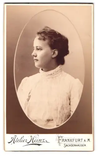 Fotografie Atelier Heinz, Frankfurt am Main, Brückenstrasse 54, Porträt einer Frau im Profil
