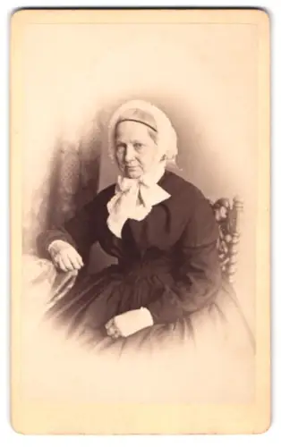 Fotografie Adolf Leberecht, Luckau, Dame in traditioneller Kleidung