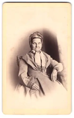 Fotografie Adolf Leberecht, Luckau, Porträt einer älteren Dame
