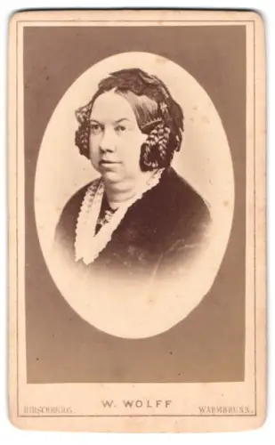 Fotografie W. Wolff, Hirschberg, Porträt einer Dame mit kunstvoller Frisur