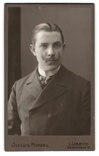 Fotografie Julius Pingel, Lübeck, Sandstrasse 19, Porträt eines eleganten Herren mit markantem Schnurrbart