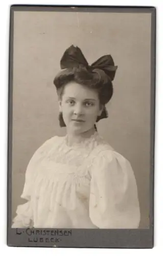 Fotografie L. Christensen, Lübeck, Porträt einer jungen Frau