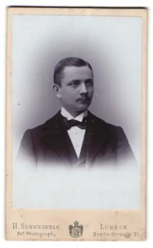 Fotografie H. Schwegerle, Lübeck, Breite Strasse 31, Porträt eines jungen Mannes im Anzug