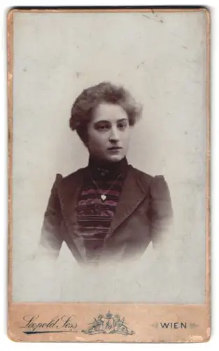 Fotografie Leopold Jess, Wien, Mariahilferstrasse 149, Junge Dame im eleganten Kleid