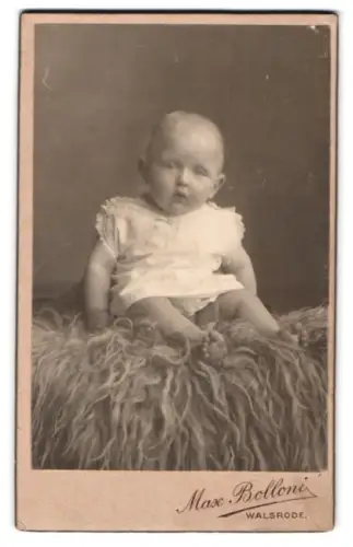 Fotografie Max Bolloni, Walsrode, Porträt eines Kleinkindes