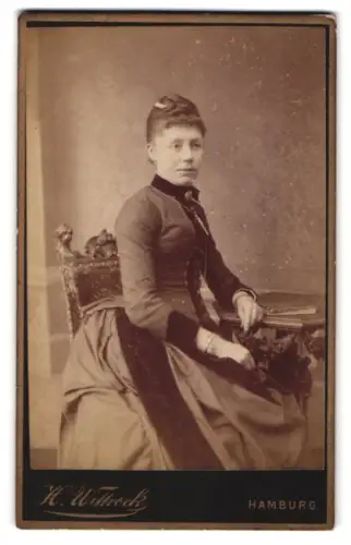 Fotografie H. Witrock, Hamburg, Bildnis einer sitzenden Dame