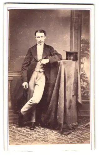 Fotografie Mitchell and Henderson, Sydenham, High Street, Eleganter Herr mit Zylinder