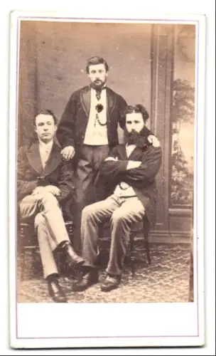 Fotografie Mitchell and Henderson, Sydenham, High Street, Drei Herren in feiner Kleidung