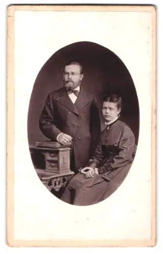 Fotografie unbekannter Fotograf und Ort, Paar im klassischen Porträt