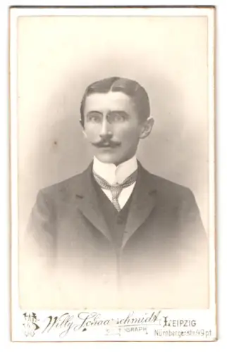 Fotografie Willy Schaarschmidt, Leipzig, Nürnbergerstr. 49, Porträt eines Herrn mit Schnurrbart