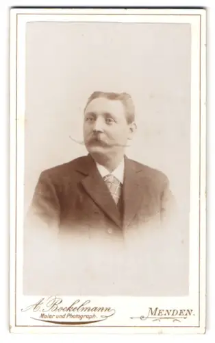 Fotografie A. Bockelmann, Menden, Kirchplatz 242, Porträt eines Mannes mit Schnurrbart