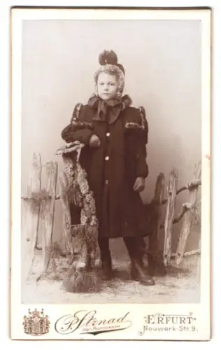 Fotografie P. Strnad, Erfurt, Neuwerk-Str. 9, Kind in Winterkleidung vor rustikalem Zaun