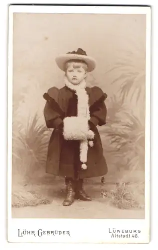 Fotografie Lühr Gebrüder, Lüneburg, Altstadt 48, Kind in Winterkleidung