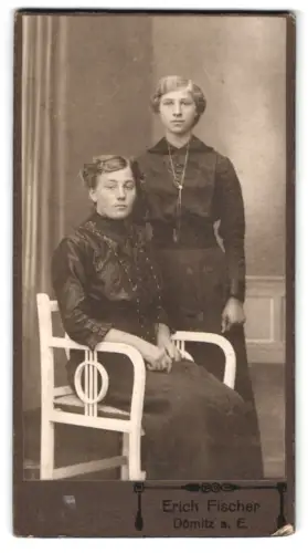 Fotografie Erich Fischer, Dömitz a. E., Zwei Frauen in zeitgenössischer Kleidung