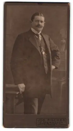 Fotografie Jos. Fischer, Elsterwerda, Breite Strasse 3, Eleganter Herr mit Schnurrbart