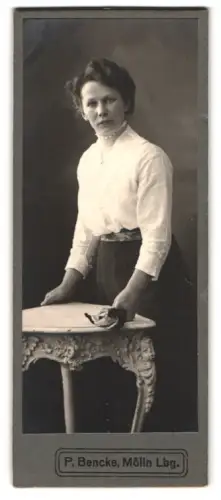 Fotografie P. Bencke, Mölln i. Lbg., Porträt einer Frau am Tisch