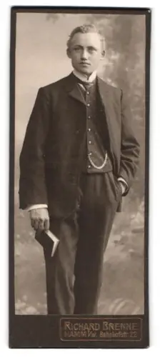 Fotografie Richard Brenne, Hamm i. W., Bahnhofstr. 22, Eleganter Herr mit Buch