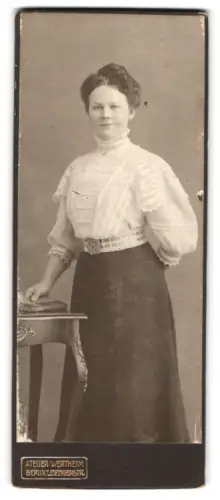 Fotografie Atelier Wertheim, Berlin, Leipziger Strasse, elegante Dame im zeitgenössischen Kleid