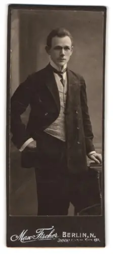 Fotografie Max Fischer, Berlin, Invalidenstrasse 164, Eleganter junger Mann im Anzug